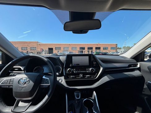 Used 2025 Toyota Highlander LE FWD image 35