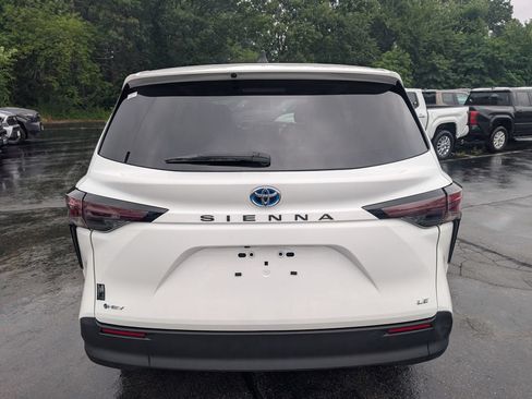 Used 2025 Toyota Sienna LE FWD image 6