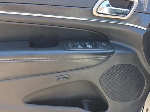 Used 2016 Jeep Grand Cherokee Limited image 19