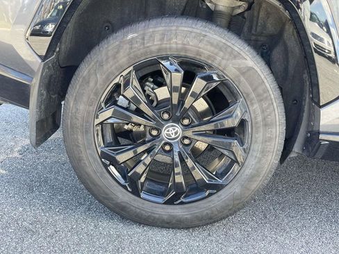 Used 2022 Toyota RAV4 SE image 5