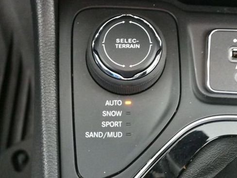 Used 2020 Jeep Cherokee Limited AWD/4WD image 23