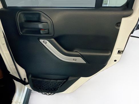 Used 2017 Jeep Wrangler Unlimited Sahara w/ Connectivity Group AWD/4WD image 26