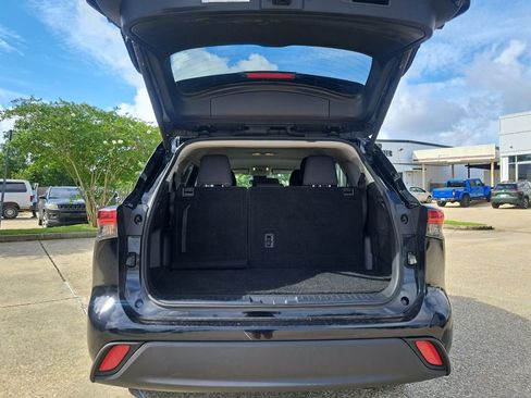 Used 2024 Toyota Highlander LE FWD image 25