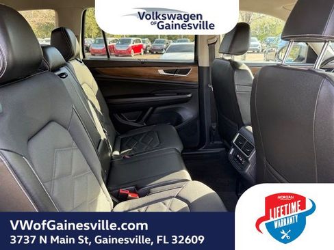 Certified 2025 Volkswagen Atlas SE image 8