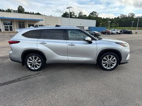 Used 2022 Toyota Highlander Limited FWD image 4