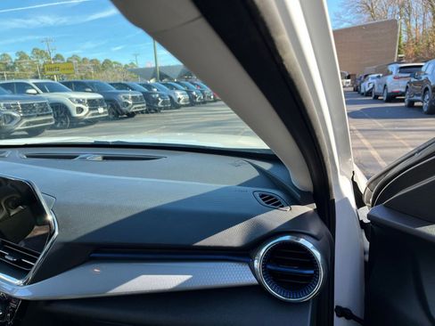 Used 2025 Chevrolet Trax LT image 33