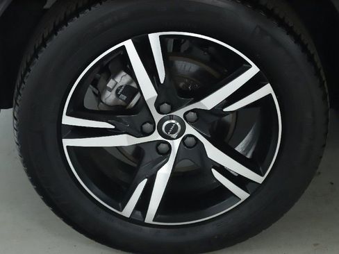 Used 2024 Volvo XC40 B5 Core image 12