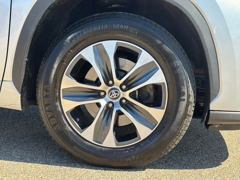 Used 2023 Toyota Highlander XLE image 9