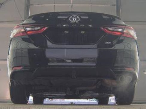 Used 2021 Toyota Camry SE image 9