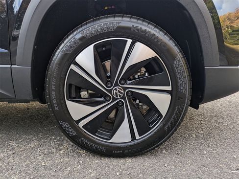 New 2026 Volkswagen Taos SE image 11