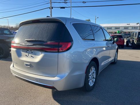New 2026 Chrysler Pacifica Select image 7