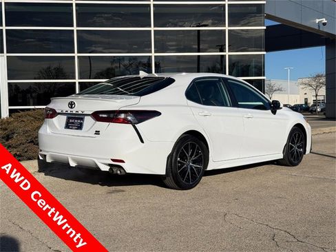 Used 2024 Toyota Camry SE image 3