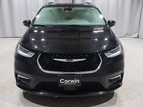 Used 2022 Chrysler Pacifica Touring-L image 6