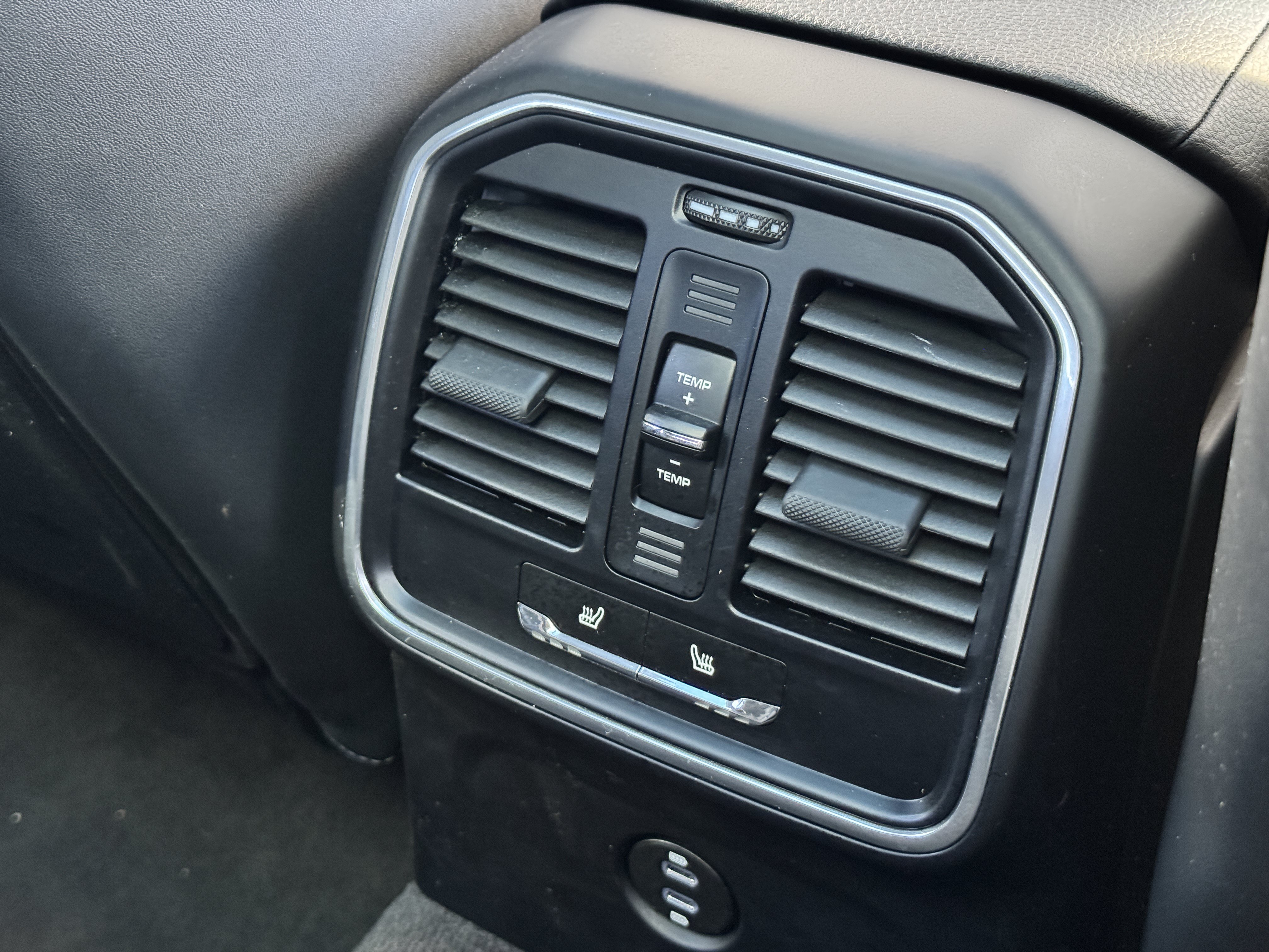 Certified 2023 Porsche Macan AWD/4WD image 28