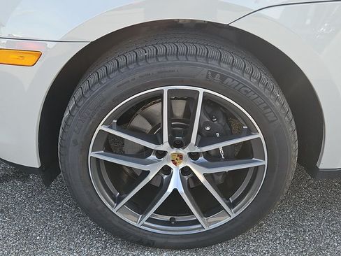 Certified 2025 Porsche Macan AWD/4WD image 11