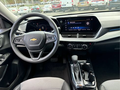 Certified 2025 Chevrolet Trax LT FWD image 20