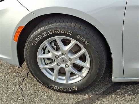 Used 2023 Chrysler Pacifica Touring-L image 30