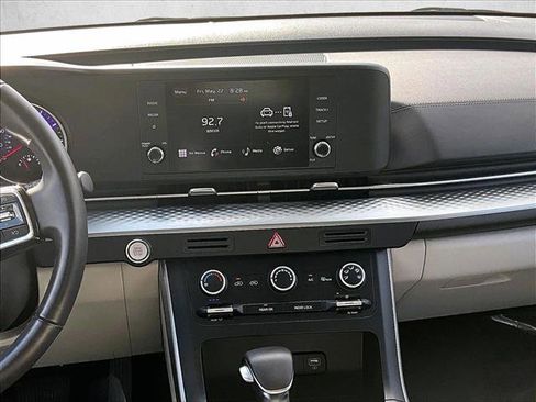 Used 2023 Kia Carnival LX FWD image 8