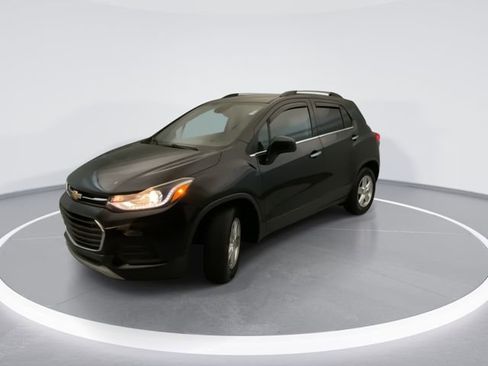 Used 2019 Chevrolet Trax LT w/ LT Convenience Package FWD image 2