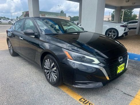 Used 2025 Nissan Altima 2.5 SV FWD image 2