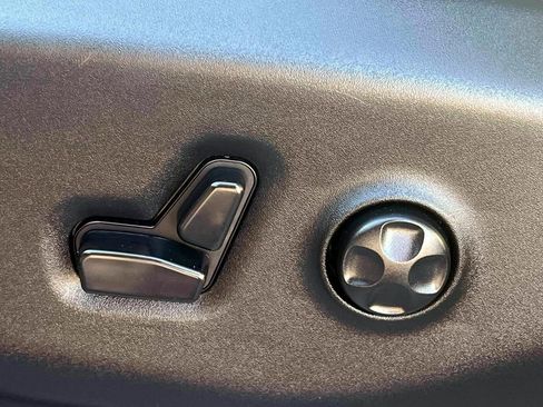 Used 2023 Chrysler Pacifica Touring-L image 18