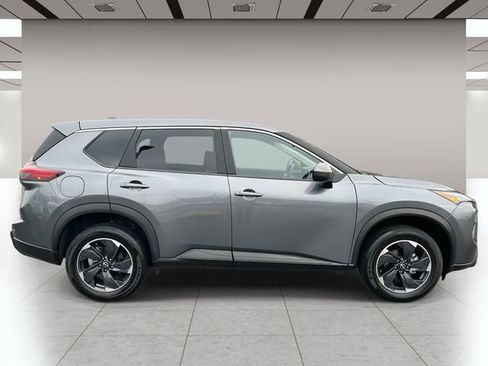 Used 2025 Nissan Rogue SV image 2