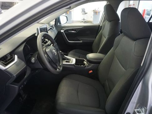 Used 2025 Toyota RAV4 XLE AWD/4WD image 17