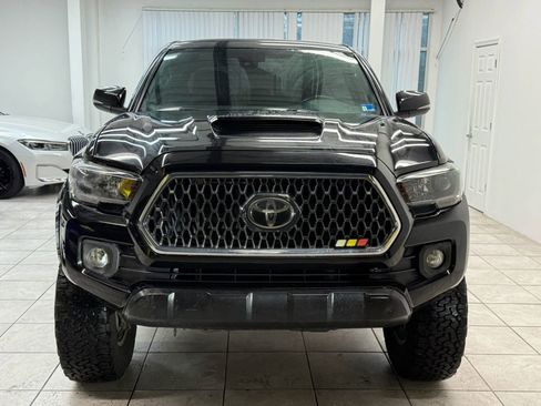 Used 2018 Toyota Tacoma TRD Sport image 2