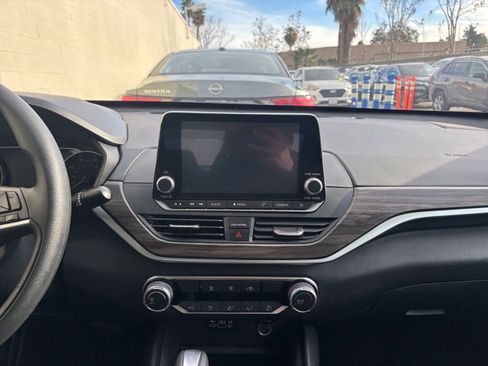 Used 2025 Nissan Altima 2.5 SV image 18