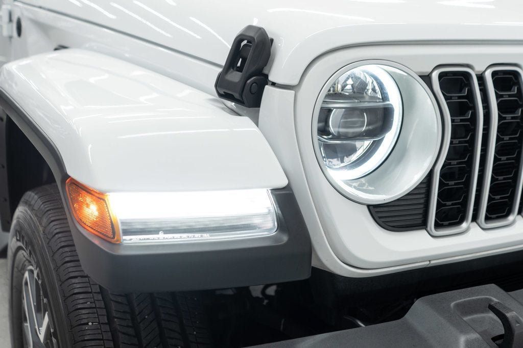 Used 2026 Jeep Wrangler Unlimited Sahara AWD/4WD image 34