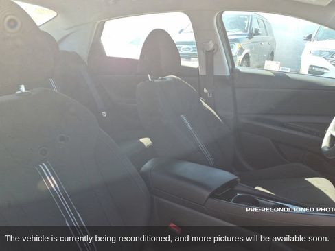 Used 2025 Hyundai Elantra Hybrid FWD image 15