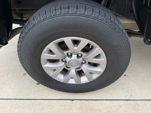 Used 2017 Toyota Tacoma SR5 w/ Tow Package RWD image 37