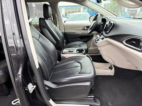 Used 2024 Chrysler Pacifica Touring-L image 11