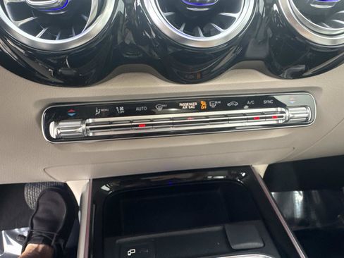 Used 2021 Mercedes-Benz GLB 250 image 24