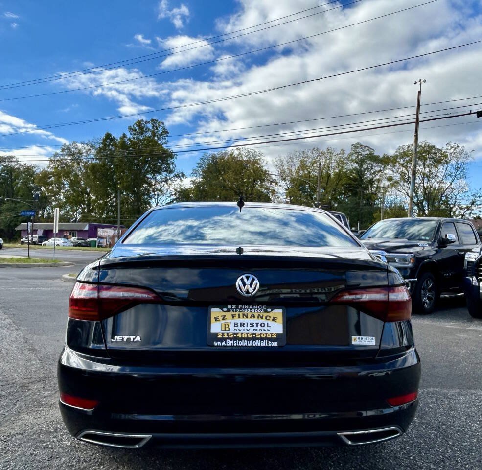 Used 2019 Volkswagen Jetta R-Line w/ R-Line Cold Weather Package FWD image 4