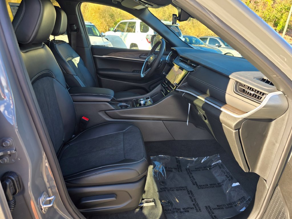 New 2027 Jeep Grand Cherokee Altitude RWD image 27
