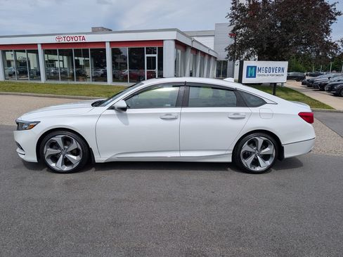 Used 2018 Honda Accord Touring image 2