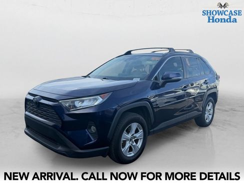 Used 2019 Toyota RAV4 XLE w/ Convenience Package FWD image 2
