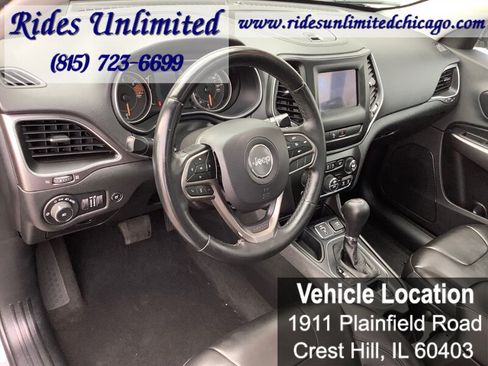 Used 2019 Jeep Cherokee Latitude Plus w/ Comfort/Convenience Group FWD image 18