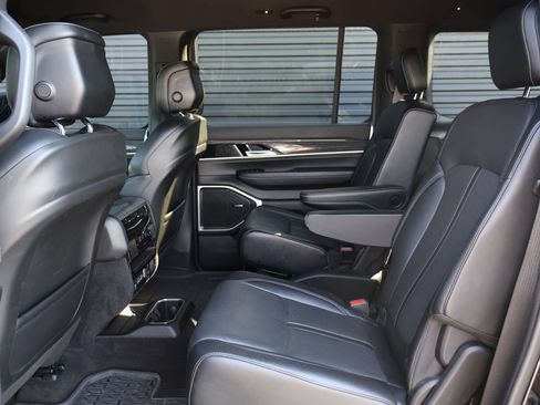 Used 2022 Jeep Wagoneer Series III w/ Flexible Seating Group AWD/4WD image 23