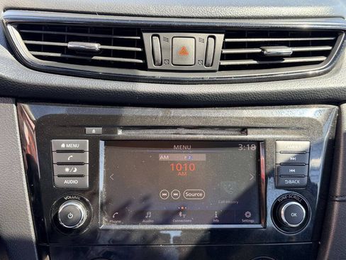 Used 2018 Nissan Rogue S AWD/4WD image 18