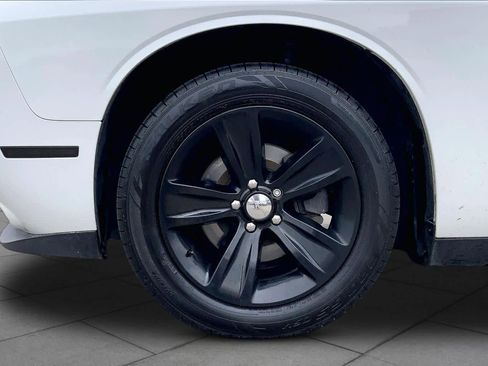 Used 2018 Dodge Challenger SXT image 9