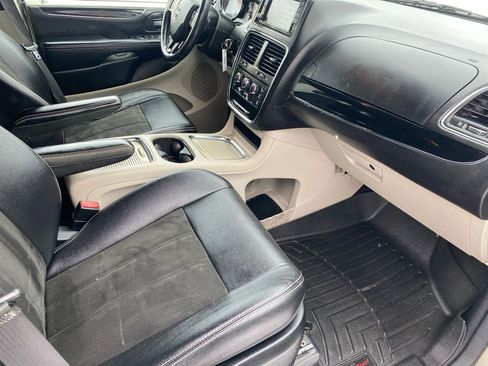 Used 2019 Dodge Grand Caravan SXT image 21