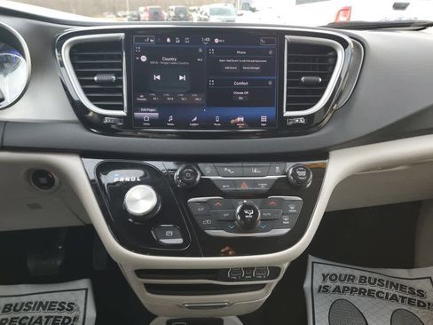 Certified 2024 Chrysler Pacifica Touring-L image 20