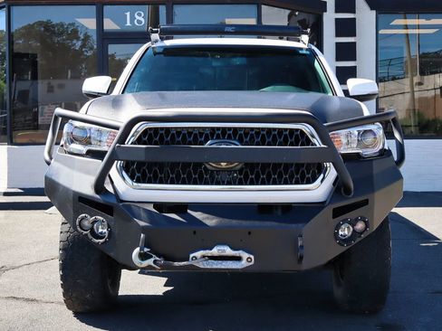 Used 2018 Toyota Tacoma TRD Off-Road AWD/4WD image 3