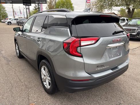 Used 2024 GMC Terrain SLE w/ Driver Convenience Package FWD image 7