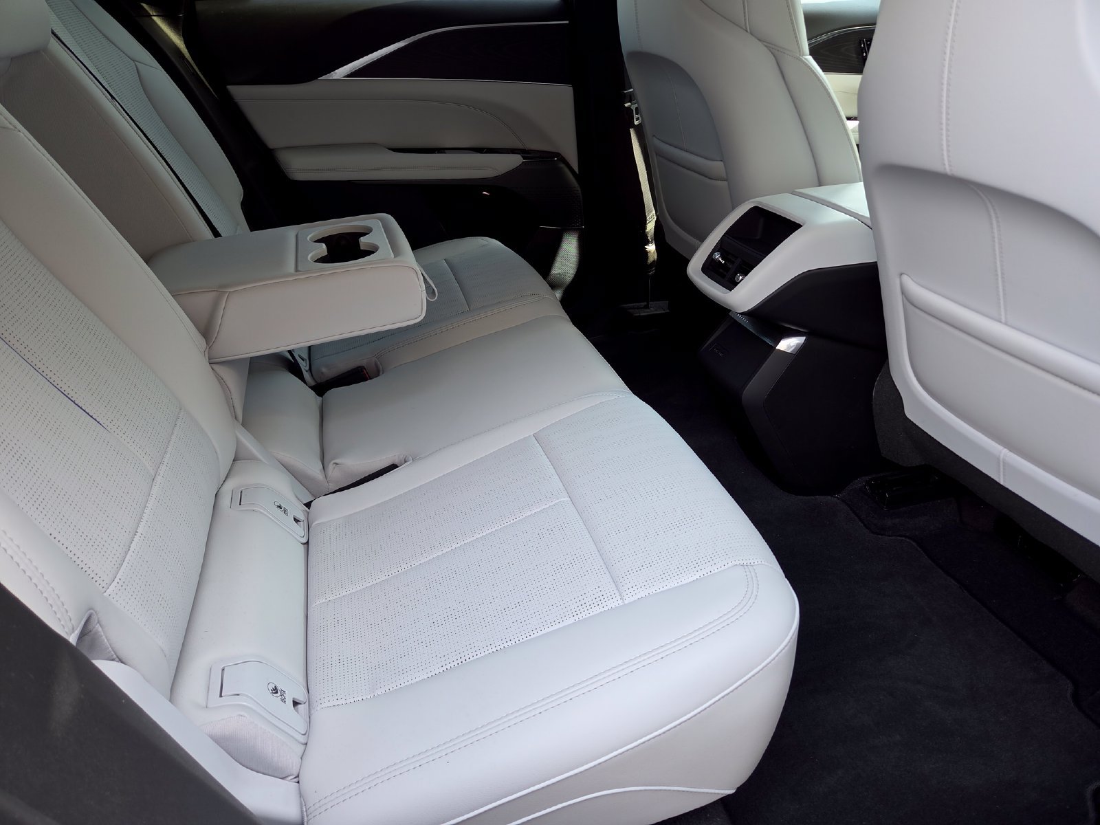 Certified 2024 Cadillac Lyriq Luxury AWD/4WD image 25
