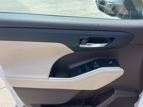 Used 2021 Toyota Highlander XLE FWD image 14