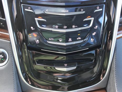 Used 2020 Cadillac Escalade Premium Luxury image 21