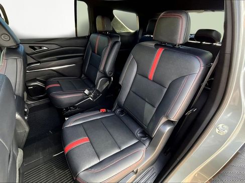 Used 2024 Chevrolet Traverse RS w/ LPO, Floor Liner Package image 28